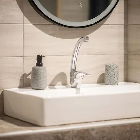Modern Comfort Near Centre Apartment *