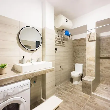 Modern Comfort Near Centre *